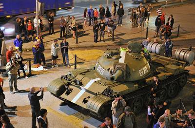 V Praze se pes noc objevily tanky